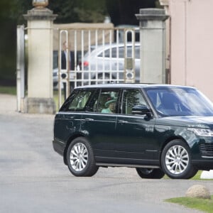 La reine Elisabeth II d'Angleterre et le prince Philip, duc d'Edimbourg, quittent le Royal Lodge Windsor Park après le mariage de la princesse Béatrice et d'Edoardo Mapelli Mozzi à Windsor le 17 juillet 2020.