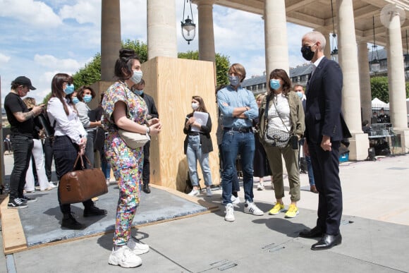 Exclusif - Mathieu Vergne, Franck Riester, Anne Marcassus, la chanteuse Hoshi - Le ministre de la culture Franck Riester se rend sur le plateau de l'émission "La Chanson de l'année 2020" dans les jardins du Palais-Royal à Paris le 11 juin 2020. ©Cyril Moreau / Bestimage