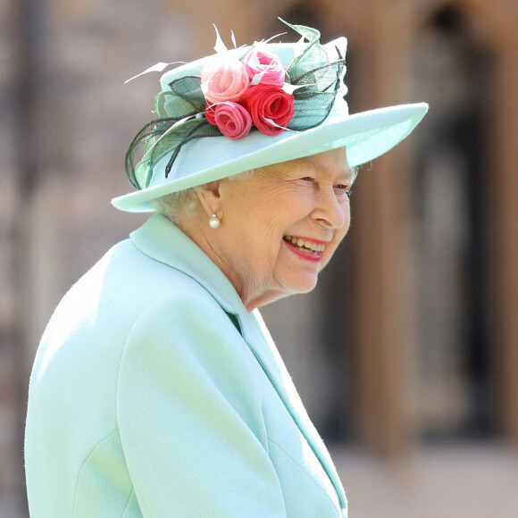 La reine Elisabeth II d'Angleterre remet au capitaine Thomas Moore son titre de chevalier lors d'une cérémonie au château de Windsor, le 17 juillet 2020.