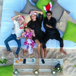 Jamel Debbouze souhaite une bonne année 2020 à ses fans sur Instagram, avec une photo de lui, sa femme Mélissa Theuriau et leurs deux enfants Léon et Lila. Photo publiée le 1er janvier 2020.