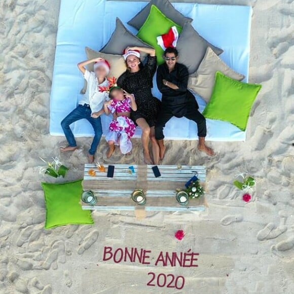 Jamel Debbouze souhaite une bonne année 2020 à ses fans sur Instagram, avec une photo de lui, sa femme Mélissa Theuriau et leurs deux enfants Léon et Lila. Photo publiée le 1er janvier 2020.