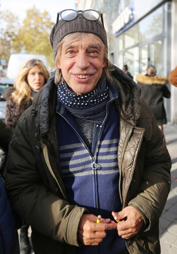 Jean-Louis Aubert arrive dans les studios RTL à Paris, le 20 novembre 2019. © Jonathan Rebboah / Panoramic / Bestimage