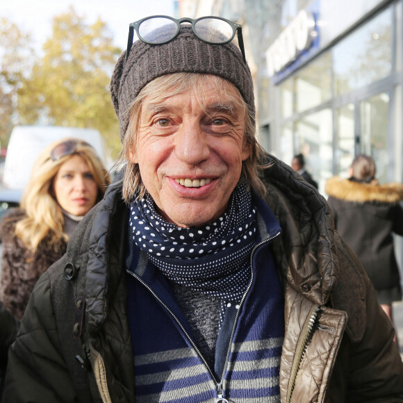 Jean-Louis Aubert arrive dans les studios RTL à Paris, le 20 novembre 2019. © Jonathan Rebboah / Panoramic / Bestimage