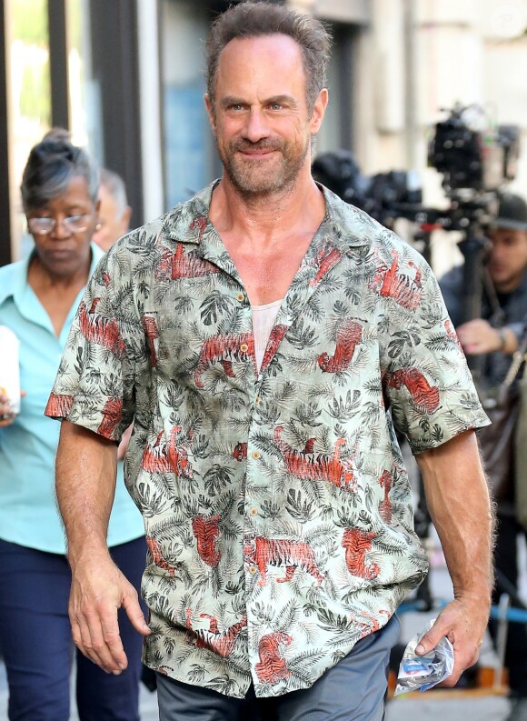 Christopher Meloni en bermuda et chemise dans la rue à New York le 27 septembre 2018.