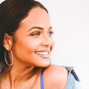 Christina Milian en lingerie bleue le 1er avril 2020, pour annoncer qu'elle est la nouvelle ambassadrice de la marque Savage x Fenty de Rihanna.