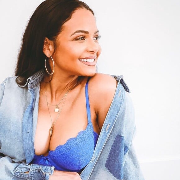 Christina Milian en lingerie bleue le 1er avril 2020, pour annoncer qu'elle est la nouvelle ambassadrice de la marque Savage x Fenty de Rihanna.