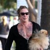 Exclusif - Mickey Rourke se balade avec son chien dans Los Angeles, Californie, Etats-Unis, le 22 octobre 2016.