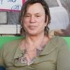 Mickey Rourke déjeune avec un ami à Beverly Hills le 1er février 2020.