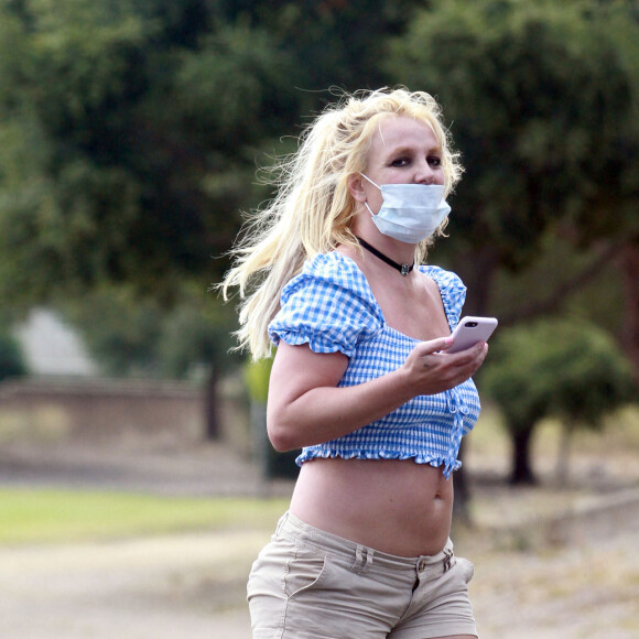 Exclusif - Britney Spears et son compagnon Sam Asghari sortent de leur confinement pour une journée shopping et sportive à Los Angeles le 16 juin 2020. C'est la première fois depuis trois mois que Britney sort de sa maison.