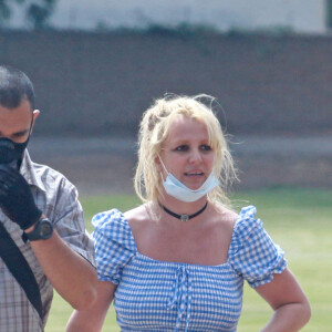 Exclusif - Britney Spears et son compagnon Sam Asghari sortent de leur confinement pour une journée shopping et sportive à Los Angeles le 16 juin 2020. C'est la première fois depuis trois mois que Britney sort de sa maison.