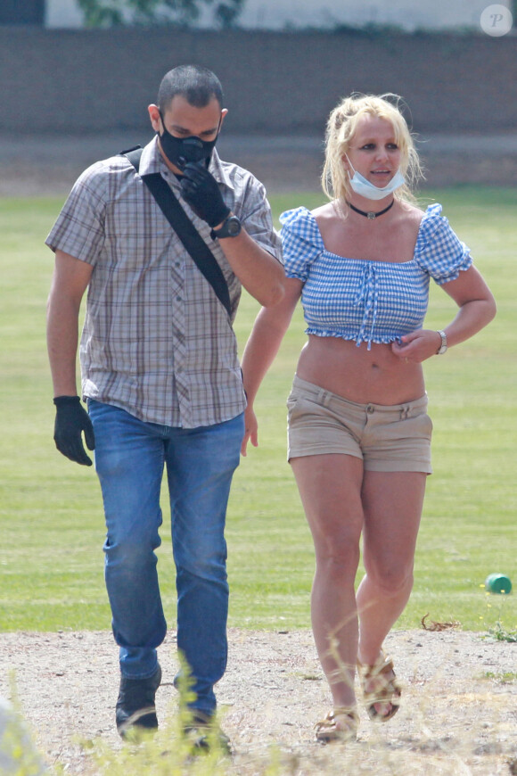 Exclusif - Britney Spears et son compagnon Sam Asghari sortent de leur confinement pour une journée shopping et sportive à Los Angeles le 16 juin 2020. C'est la première fois depuis trois mois que Britney sort de sa maison.