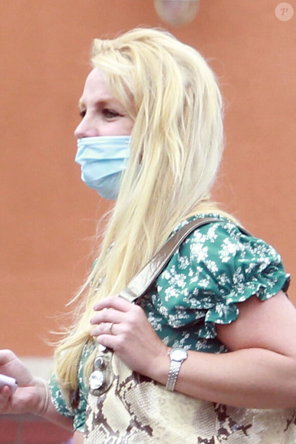 Exclusif - Britney Spears et son compagnon Sam Asghari sortent de leur confinement pour une journée shopping et sportive à Los Angeles le 16 juin 2020. C'est la première fois depuis trois mois que Britney sort de sa maison.