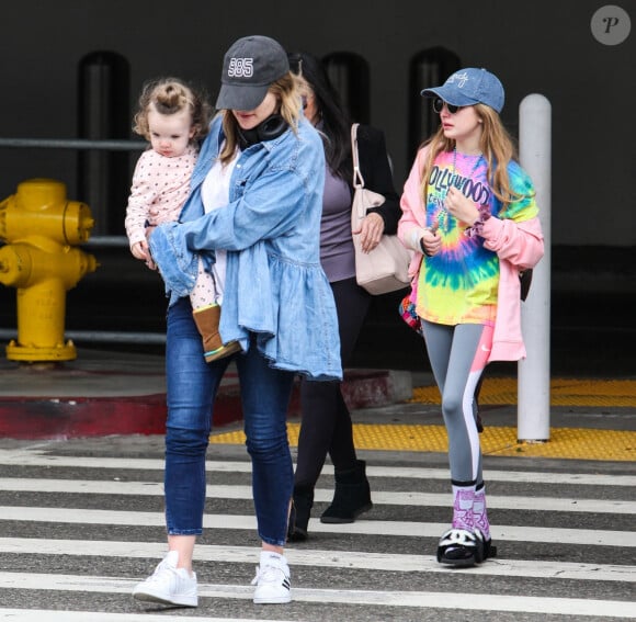 Exclusif - Jamie Lynn Spears arrive à l'aéroport de LAX pour prendre l'avion avec ses filles Maddie et Ivey à Los Angeles, le 23 février 2020.