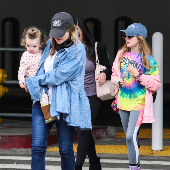 Exclusif - Jamie Lynn Spears arrive à l'aéroport de LAX pour prendre l'avion avec ses filles Maddie et Ivey à Los Angeles, le 23 février 2020.