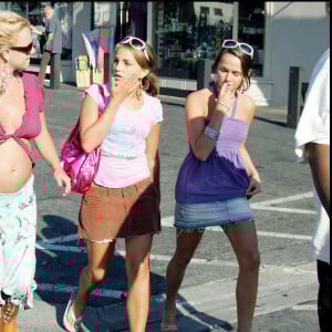 Britney Spears affiche fièrement sa grossesse dans les rues de Malibu, avec sa soeur Jamie Lynn Spears. Le 27 juin 2005.