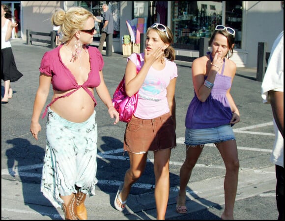 Britney Spears affiche fièrement sa grossesse dans les rues de Malibu, avec sa soeur Jamie Lynn Spears. Le 27 juin 2005.