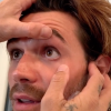 KJ Apa se fait retirer un éclat de métal de son oeil gauche. Juillet 2020.