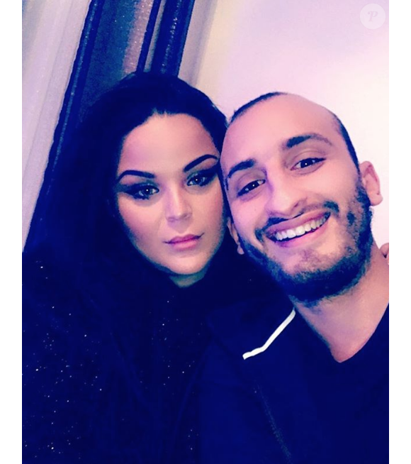 Sarah Fraisou et son chéri Sofiane sont officiellement fiancés. Il a demandé la jeune femme en mariage le 20 décembre à Dubaï.