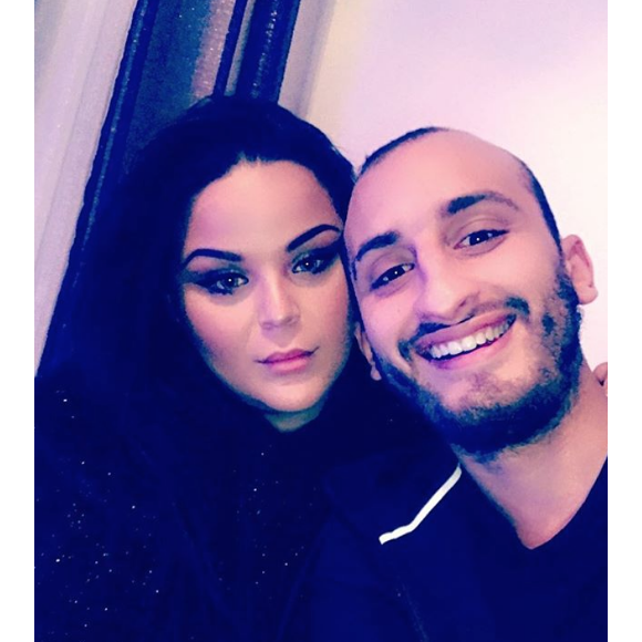 Sarah Fraisou et son chéri Sofiane sont officiellement fiancés. Il a demandé la jeune femme en mariage le 20 décembre à Dubaï.