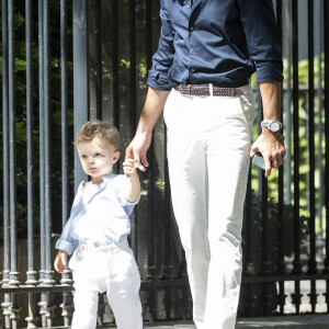 Hugo Philip et son fils Marlon - Caroline Receveur et Hugo Philip arrivent à la Mairie du 16ème arrondissement à Paris pour leur mariage, le 11 juillet 2020.