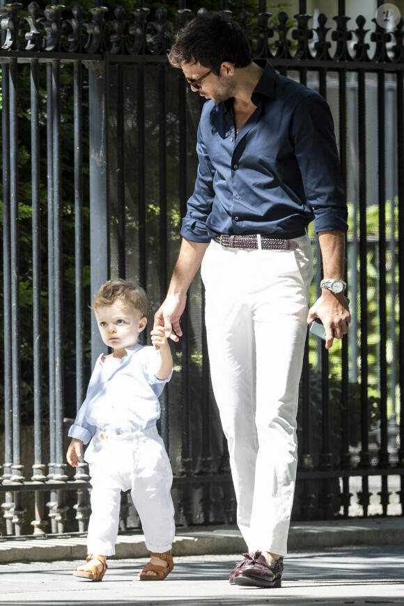 Hugo Philip et son fils Marlon - Caroline Receveur et Hugo Philip arrivent à la Mairie du 16ème arrondissement à Paris pour leur mariage, le 11 juillet 2020.