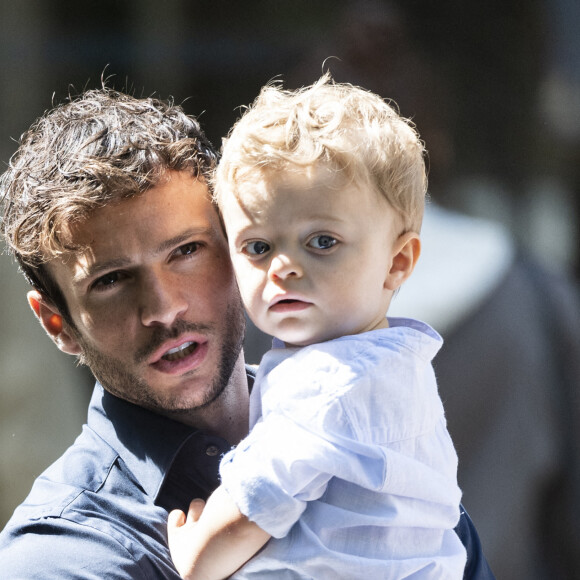 Hugo Philip et son fils Marlon - Caroline Receveur et Hugo Philip arrivent à la Mairie du 16ème arrondissement à Paris pour leur mariage, le 11 juillet 2020.