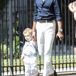 Hugo Philip et son fils Marlon - Caroline Receveur et Hugo Philip arrivent à la Mairie du 16ème arrondissement à Paris pour leur mariage, le 11 juillet 2020.