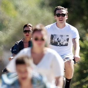 Exclusif - Victoria Beckham, ses enfants Brooklyn, Cruz et Harper, et la fiancée de Brooklyn Beckham, Nicola Ann Peltz, font du vélo en vacances dans la région des Pouilles, en Italie. Le 20 juillet 2020.