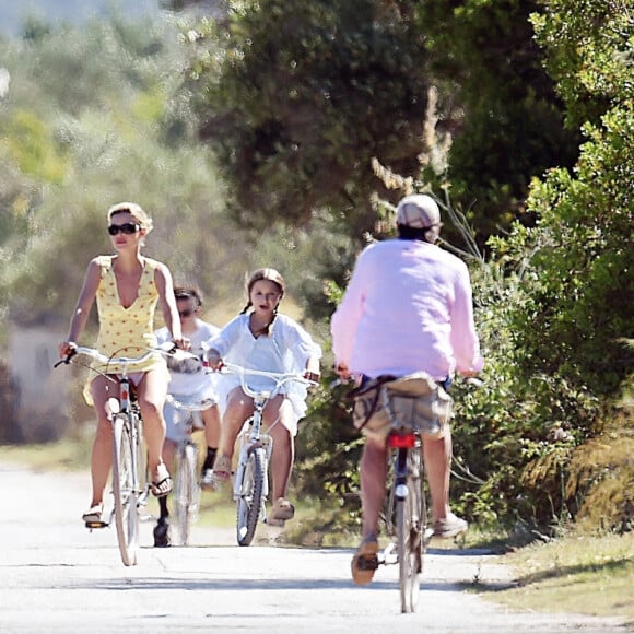 Exclusif - Victoria Beckham, ses enfants Brooklyn, Cruz et Harper, et la fiancée de Brooklyn Beckham, Nicola Ann Peltz, font du vélo en vacances dans la région des Pouilles, en Italie. Le 20 juillet 2020.