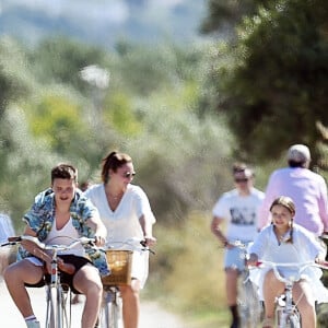 Exclusif - Victoria Beckham, ses enfants Brooklyn, Cruz et Harper, et la fiancée de Brooklyn Beckham, Nicola Ann Peltz, font du vélo en vacances dans la région des Pouilles, en Italie. Le 20 juillet 2020.