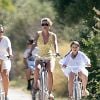 Exclusif - Victoria Beckham, ses enfants Brooklyn, Cruz et Harper, et la fiancée de Brooklyn Beckham, Nicola Ann Peltz, font du vélo en vacances dans la région des Pouilles, en Italie. Le 20 juillet 2020.