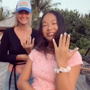 Laeticia Hallyday danse avec sa fille Joy pour son douzième anniversaire, le 27 juillet 2020.