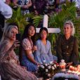 Liliane Jossua, Laeticia Hallyday et ses filles Jade et Joy - Pour le deuxième anniversaire de la mort de Johnny, Laeticia Hallyday et ses filles Jade et Joy se recueillent sur sa tombe au cimetière de Lorient à Saint-Barthélémy le 5 décembre 2019.