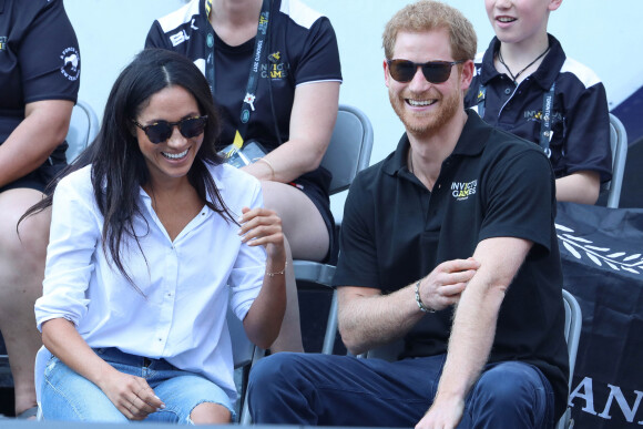 Le prince Harry et sa compagne Meghan Markle lors de leur première apparition officielle lors de la finale de tennis en chaise roulante pendant les Invictus Games 2017 à Toronto, le 25 septembre 2017.