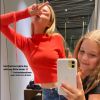 Nicola Peltz et sa future belle-soeur Harper Beckham dans une cabine d'essayages de la boutique Victoria Beckham à Londres. Juillet 2020.