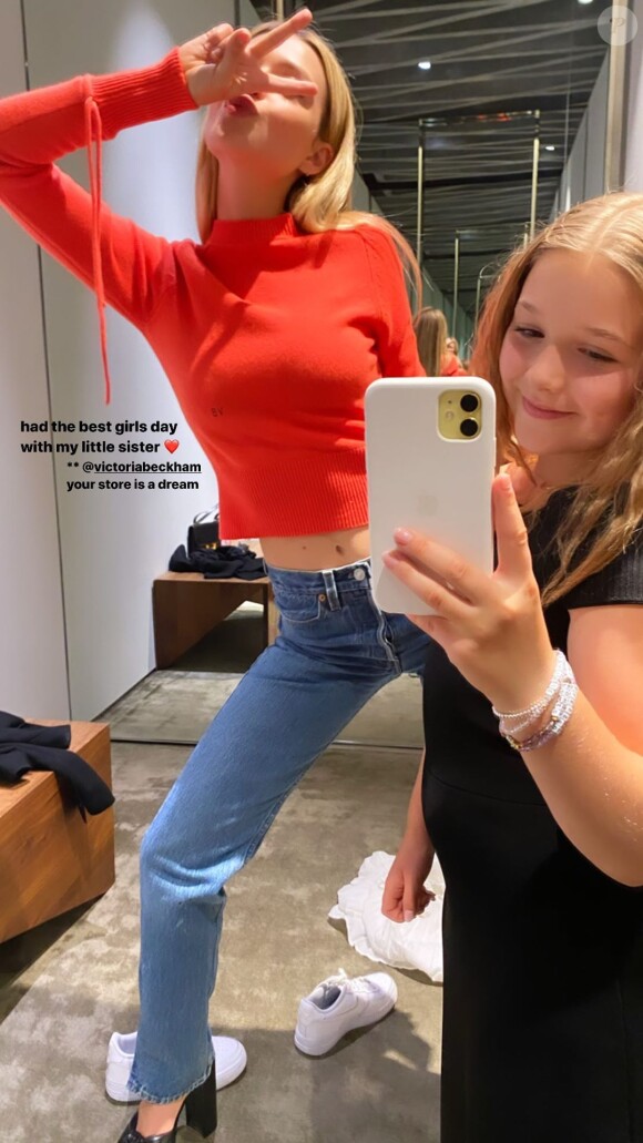 Nicola Peltz et sa future belle-soeur Harper Beckham dans une cabine d'essayages de la boutique Victoria Beckham à Londres. Juillet 2020.