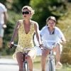 Exclusif - Victoria Beckham, ses enfants Brooklyn, Cruz et Harper, et la fiancée de Brooklyn Beckham, Nicola Ann Peltz, font du vélo en vacances dans la région des Pouilles, en Italie. Le 20 juillet 2020.