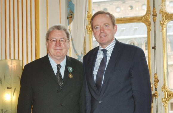 Sir Alan Parker avait reçu en mars 2005 à Paris les insignes de chevalier des Arts et des Lettres des mains du ministre de la Culture Renaud Donnedieu de Vabres. ©Giancarlo Gorassini/ABACA.