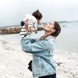 Jesta portant son fils Juliann à la plage, sur Instagram, le 14 novembre 2019.