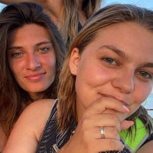 Louane en vacances en Corse avec des amis, le 2 août 2020.