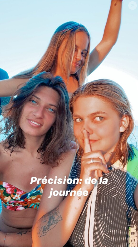 Louane en vacances en Corse avec des amis, le 2 août 2020.