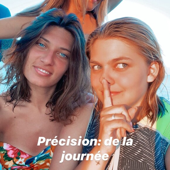 Louane en vacances en Corse avec des amis, le 2 août 2020.