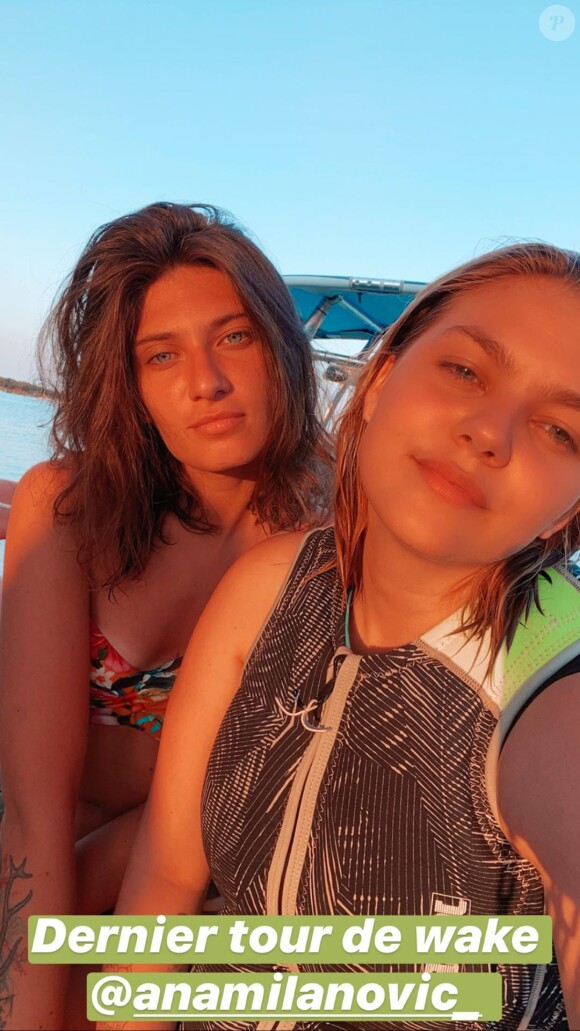 Louane en vacances en Corse avec des amis, le 2 août 2020.