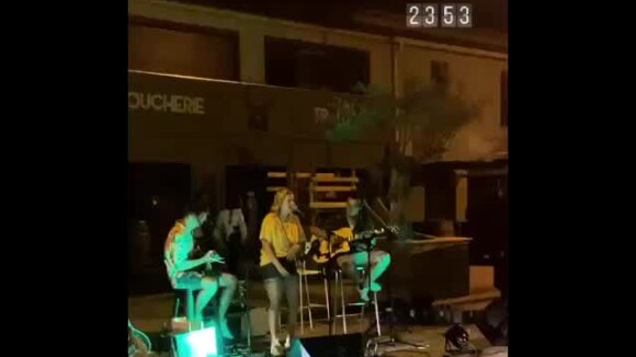 Louane a republié une vidéo d'elle chantant dans la rue en Corse, avec son compagnon Florian Rossi, le 2 août 2020.