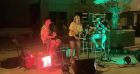Louane Emera a chanté dans la rue en Corse, avec son compagnon Florian Rossi, le 2 août 2020.