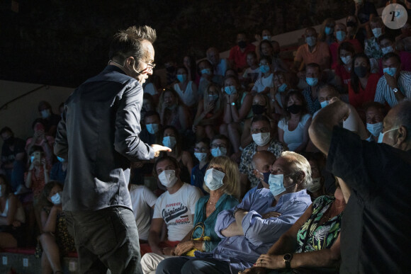 Exclusif - L'humoriste Jarry au Festival de Ramatuelle le 1er aout 2020. Après le succès d' "Atypique", Jarry revient avec un nouveau spectacle "Titre" dans lequel le public est au centre du show. © Cyril Bruneau / Festival de Ramatuelle / Bestimage