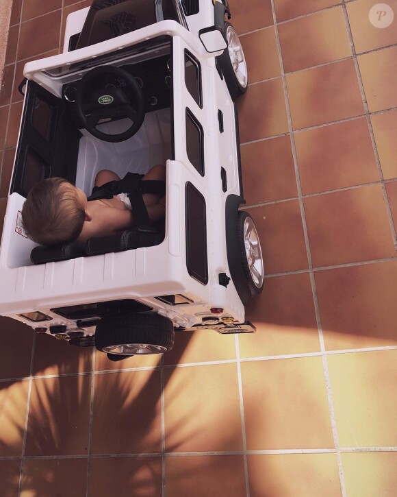 Alizée dévoile de nouvelles photos de Maggy, au volant de sa nouvelle voiture électrique, le 3 août 2020