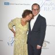 Jennifer Grey et son mari Clark Gregg lors de la 19e soirée annuelle de lutte contre le cancer "Taste for a cure" organisée au Beverly Wilshire Hotel à Beverly Hills, le 25 avril 2014.