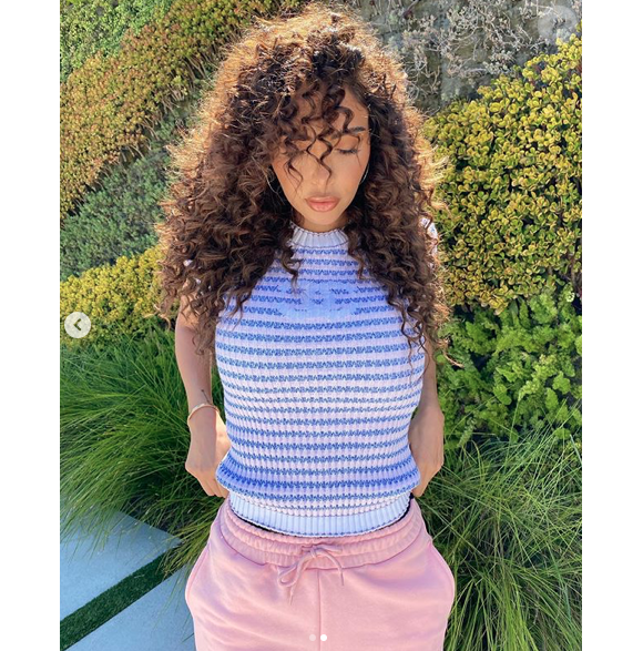 Nabilla dévoile sa nouvelle coiffure. Elle a craqué pour des cheveux bouclés. Août 2020.