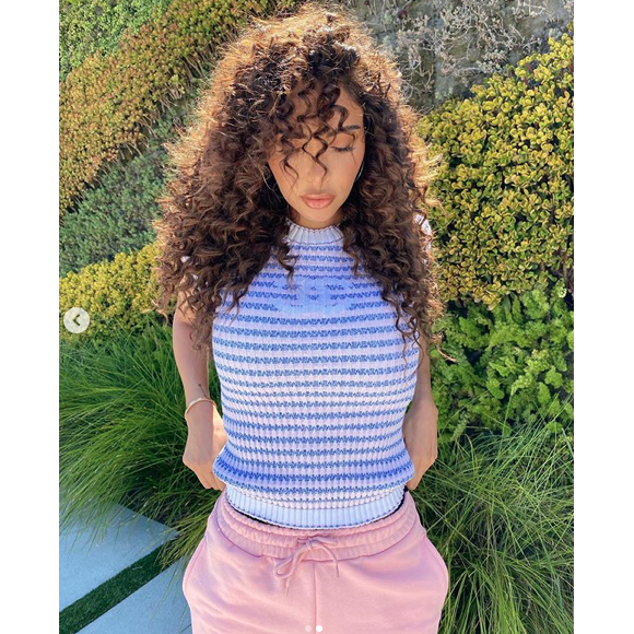 Nabilla dévoile sa nouvelle coiffure. Elle a craqué pour des cheveux bouclés. Août 2020.